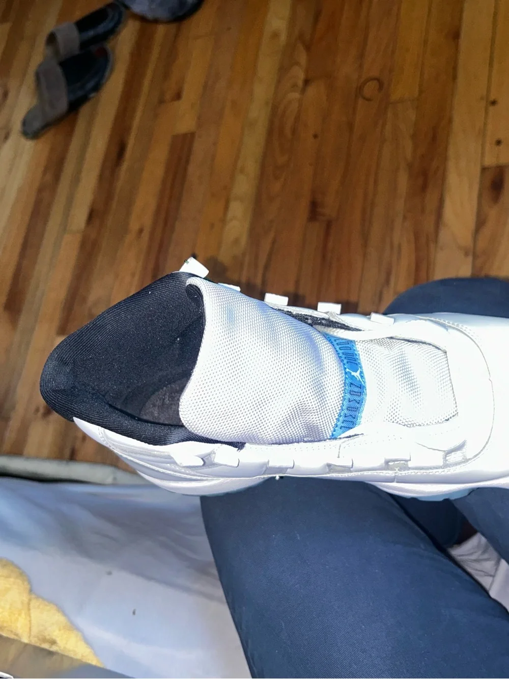 Retro Jordan 11 (2024) legend blue -STOCK X-